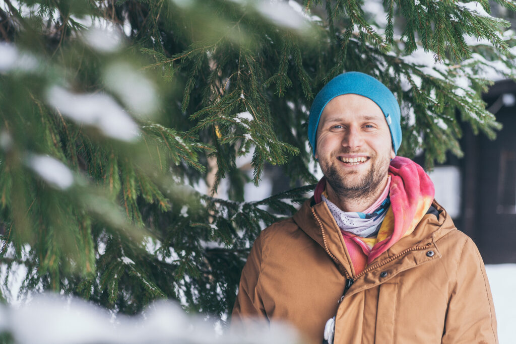 Mees naeratab talvel õues